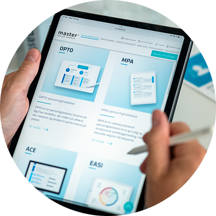 Eine Person nutzt ein Tablet mit Master Ch-Website für Persönlichkeitstests.