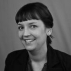 Eine lächelnde Frau in Schwarz-Weiß, möglicherweise für Master Ch Marketingmaterial.